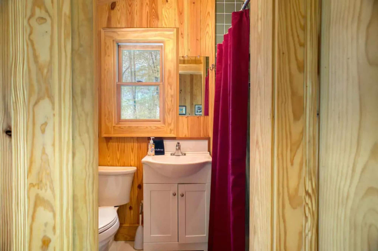 Room 3, Cozy Guest Cabin Pet Friendly Secluded Peaceful, Rutherford