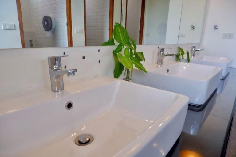 Bathroom 3, Red Panda Hostel & Cafe, Muang Chiang Mai