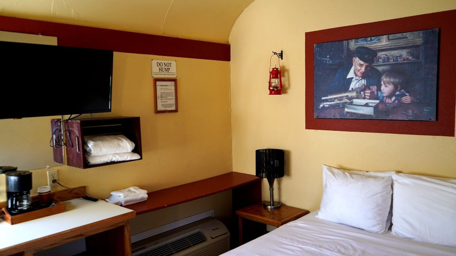 Room 2, Railcar on Historic Route 66, Coconino