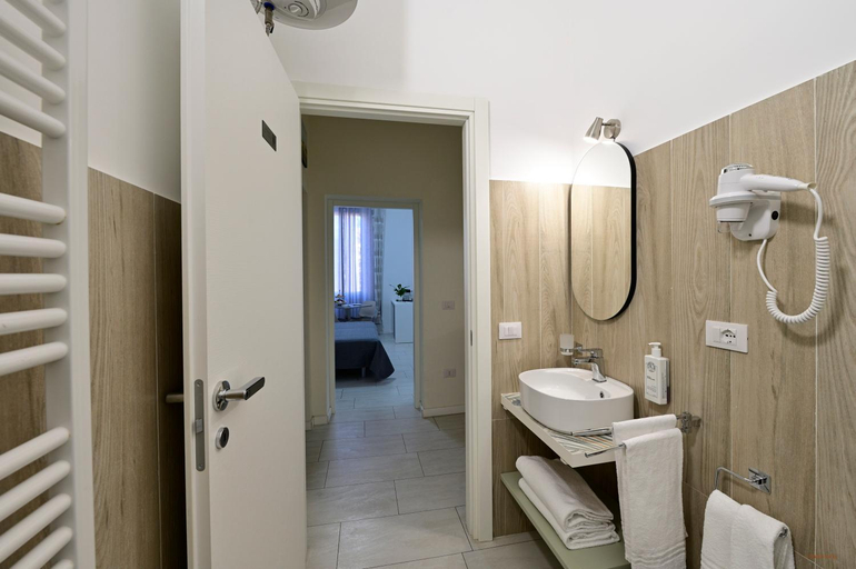 Bathroom 2, La Piazza, Ancona