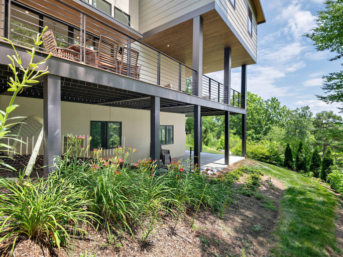 Room 3, Luxe 5BR w Home Theater Pool Table Firepit, Buncombe
