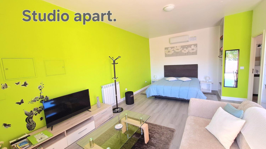 Bedroom 2, Discovery Apartment, Santana