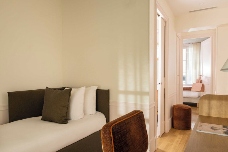 Others 5, Hotel Casimir, Paris