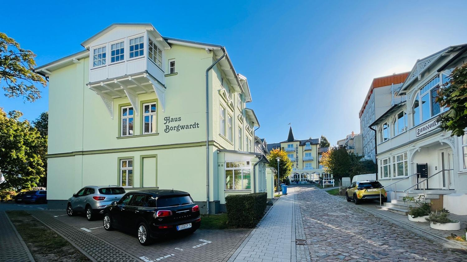 Exterior & Views