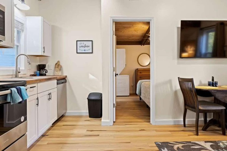 Room 3, Accessible 1BR Cottage w Firepit Near Trails, Henderson