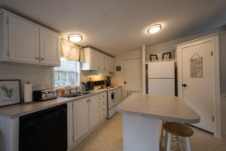 Room 4, Cozy 3BR Hideaway Near Main Street Lake Lure, Henderson