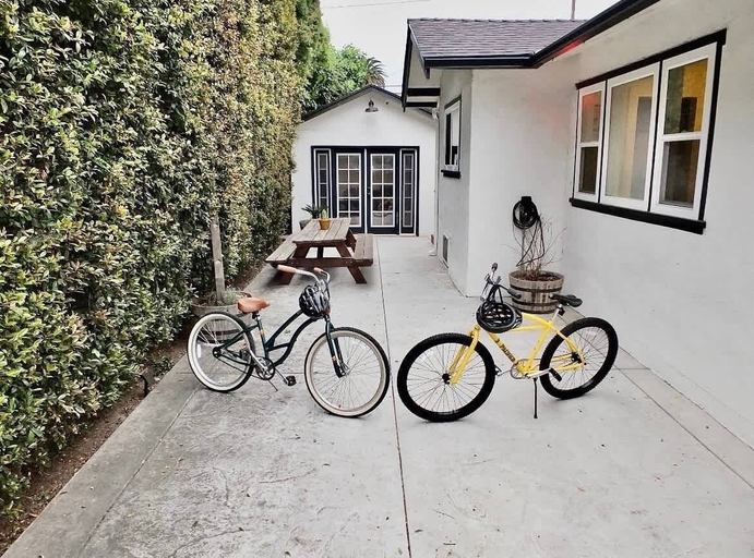 Outdoor dining, Charming Craftsman - Beach Close, Los Angeles