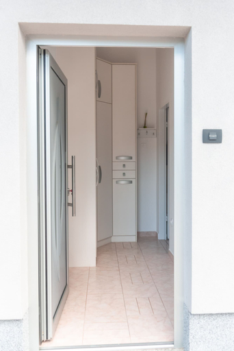 Others 5, Studio Enig, Izola