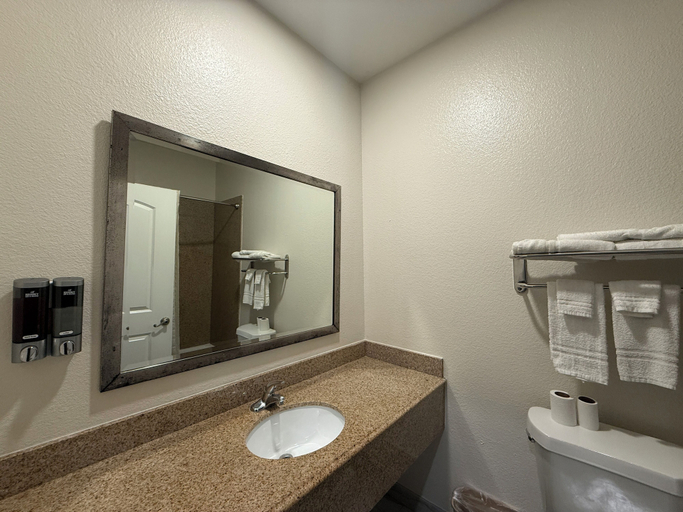 Bathroom 4, Crystal Inn - Garth Rd, Houston