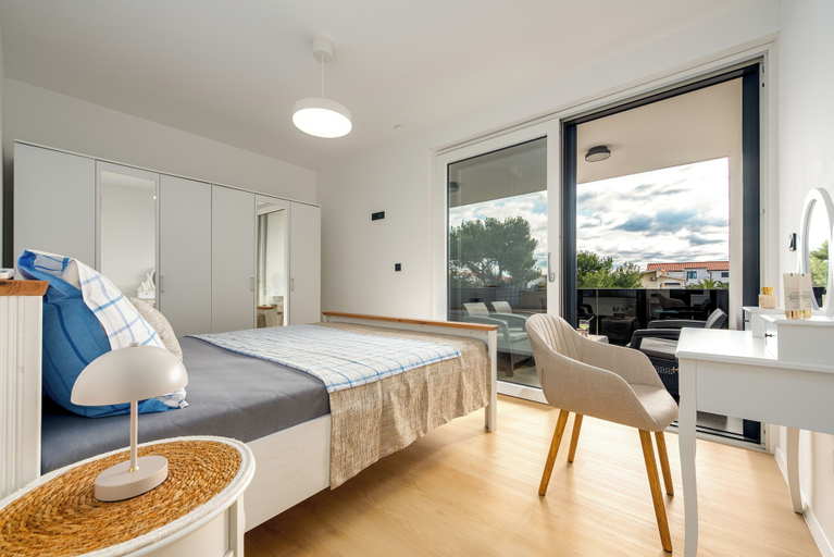 Room 5, Byrfin residence, Vir