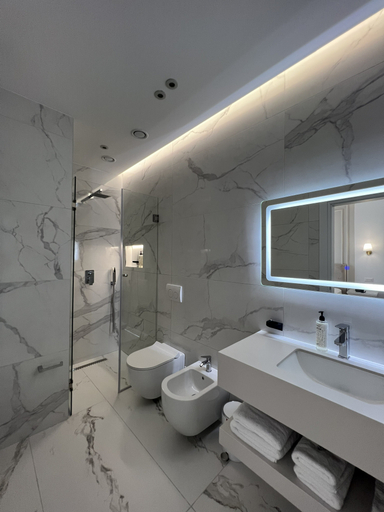 Bathroom 3, Seaside Hotel, Vlorës
