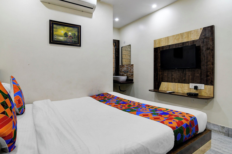 Room 3, FabHotel Om Guest House & Banquet, South 24 Parganas