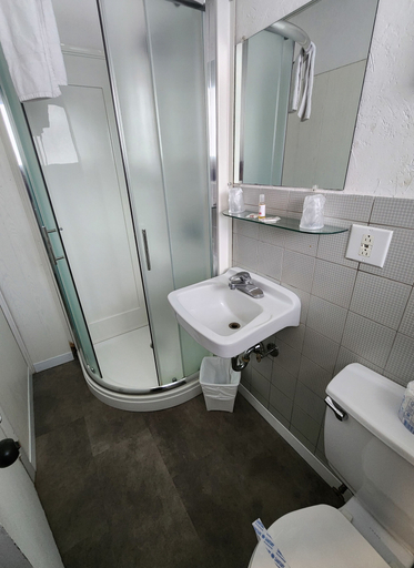 Bathroom 3, Motel Le Victo, Arthabaska