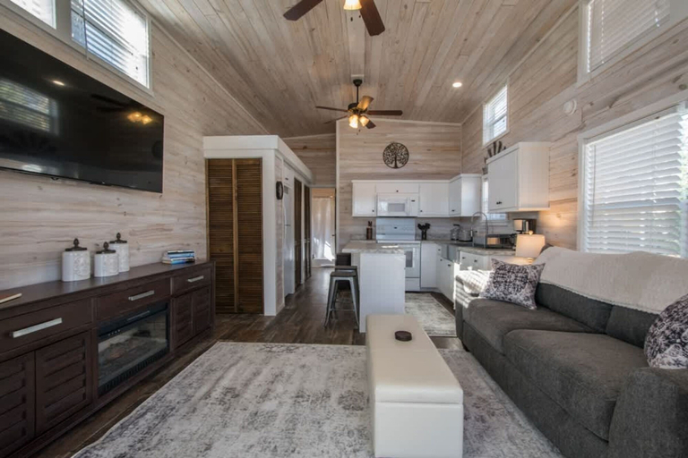 Room 3, Cozy 1BR Tiny Home w Pool Access Free Tix, Henderson