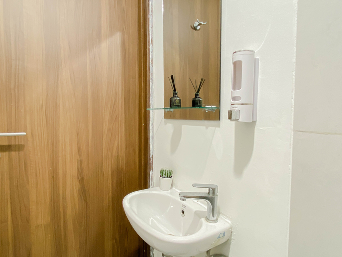 Bathroom 5, Tranquil Studio for 2 Pax at Royal Sentul Park Apartment By Travelio, Bogor