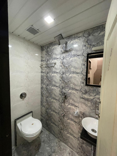 Bathroom 2, Goroomgo Avirahi Mumbai, Mumbai Suburban