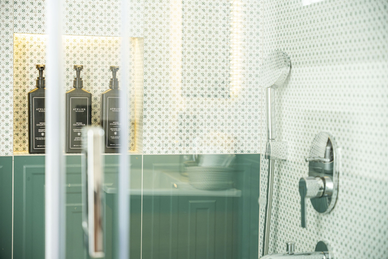 Bathroom 2, Lyse Jülide, Çeşme