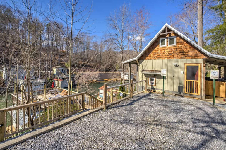Room 4, Dog Friendly Tiny House On Lake Lure Private Dock, Rutherford