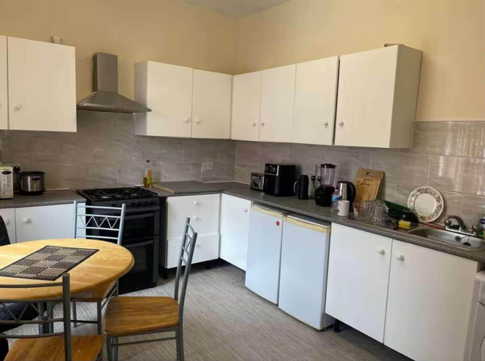 Private kitchen, 1-bed Apt, Sleeps 4, Old Trafford Nearby, Trafford