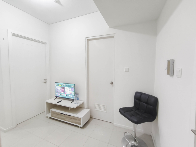 Living Room 3, White Tone 1BR for 2 Pax at Parahyangan Residence By Travelio, Bandung