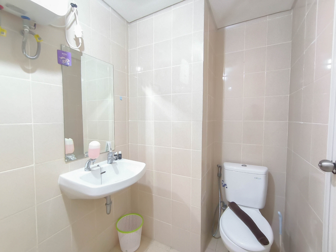 Bathroom 5, White Tone 1BR for 2 Pax at Parahyangan Residence By Travelio, Bandung
