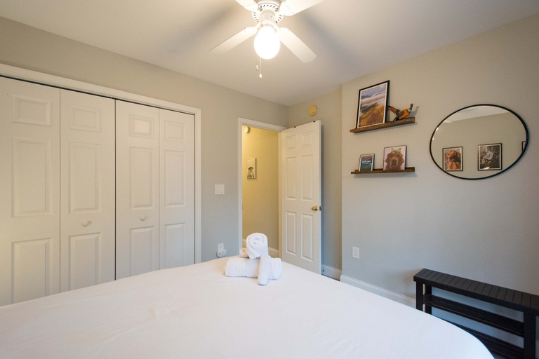 Room 4, Spacious 4BR Retreat w Free Tix Fire Pit Grill, Buncombe