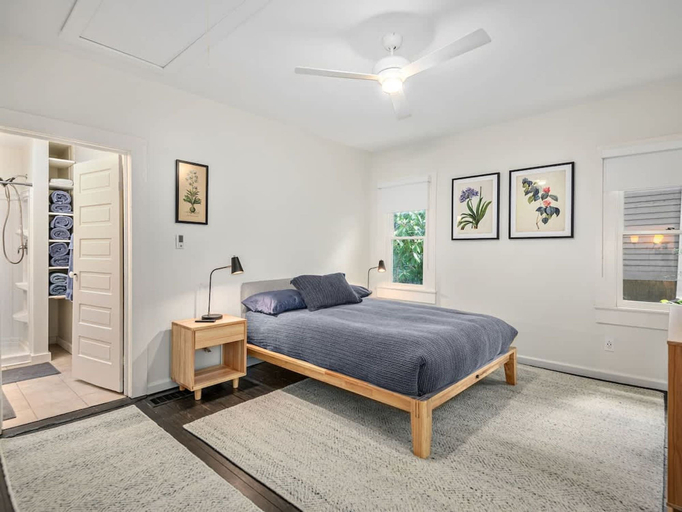 Room 4, Spacious 3BR Cottage w Epic Patio Walk to Town, Polk