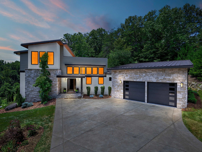 Room 1, Luxe 5BR w Home Theater Pool Table Firepit, Buncombe