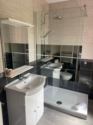 Bathroom, Auberge de la Vallée d'Ossau, Pyrénées-Atlantiques