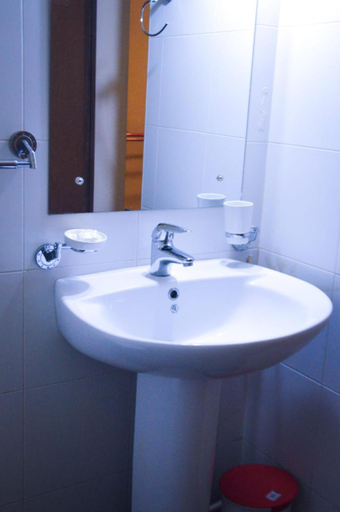 Bathroom, Gilbys Eco Bungalow, Nagoda