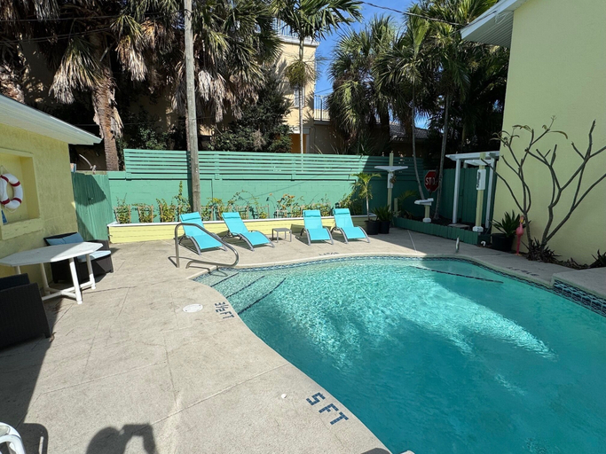 Pool 4, Beach Studio steps to the Beach, Brevard
