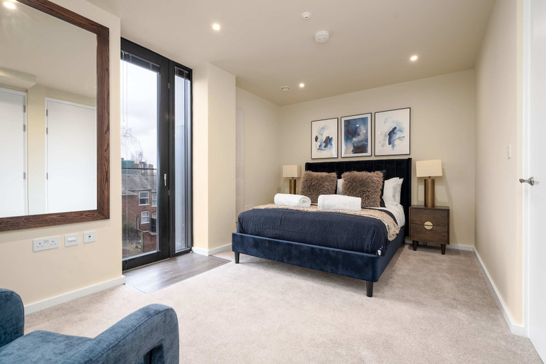 Room 2, The Mancunian Blue - Manchester Luxury 2-bed Corner Apartment, Manchester