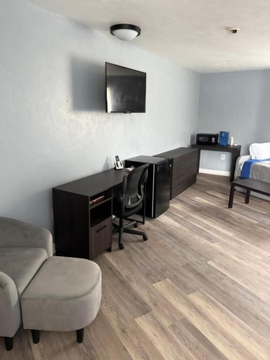 Room 2, Lake Lawn Inn, Christian