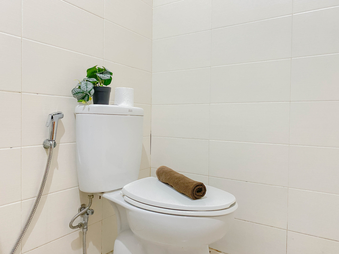 Bathroom 3, Classic White Studio at Apartment Woodland Park Residence By Travelio, Jakarta Selatan