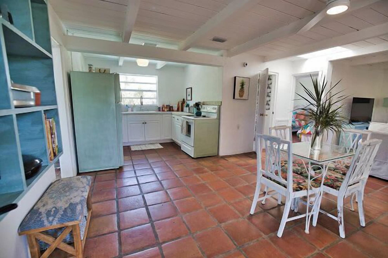 Room 5, Pet Friendly Firepit Minutes to Beach Sleeps 6, Sarasota