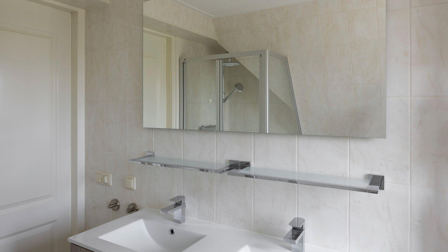 Bathroom 3, Dormio Villapark Duynzicht, Den Helder