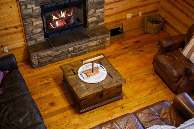 Living area 2, Kodiak Bear-hot Tub-playground-location!, McCurtain