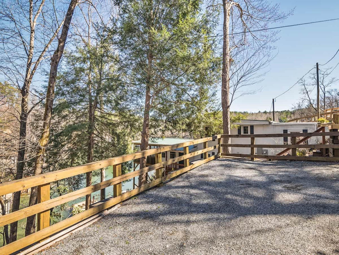 Room 4, Lakefront 4BR w Screened Porch, Rutherford