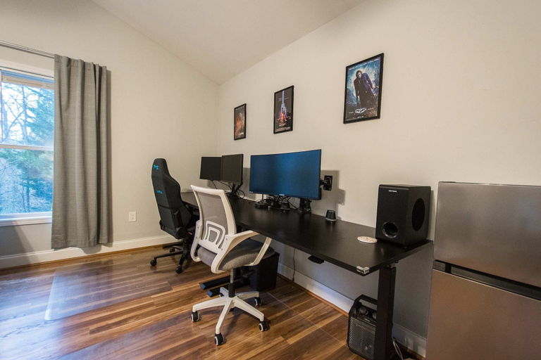 Room 2, Spacious 4BR Retreat w Free Tix Fire Pit Grill, Buncombe