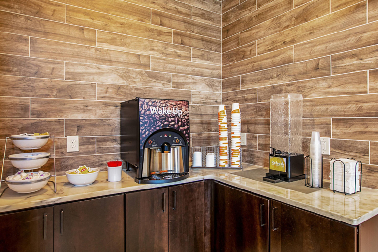 Food & Drinks 5, Comfort Suites Fishkill near Interstate 84, Dutchess