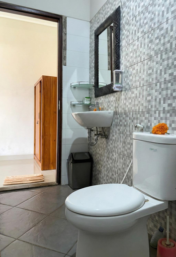 Bathroom 3, Putu's Paradise Guesthouse, Gianyar