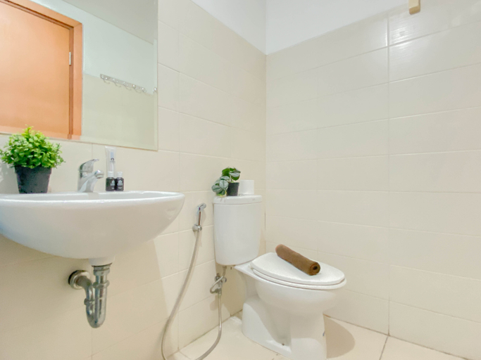 Bathroom 5, Classic White Studio at Apartment Woodland Park Residence By Travelio, Jakarta Selatan