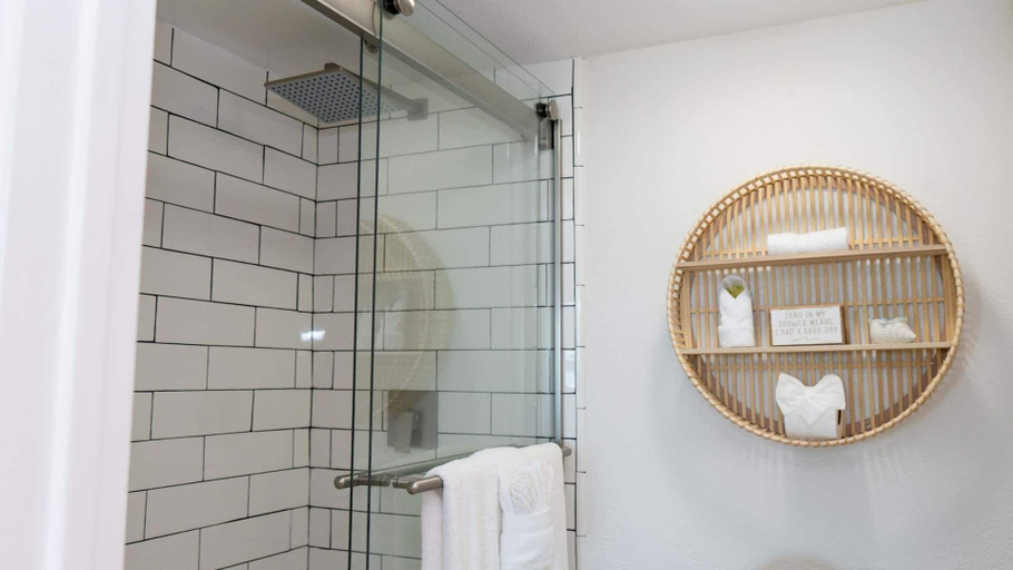 Bathroom 2, Saida 3603 - 6 Floor Gulf-front Remodel - Sleeps 8 2 Bedroom Apts, Cameron