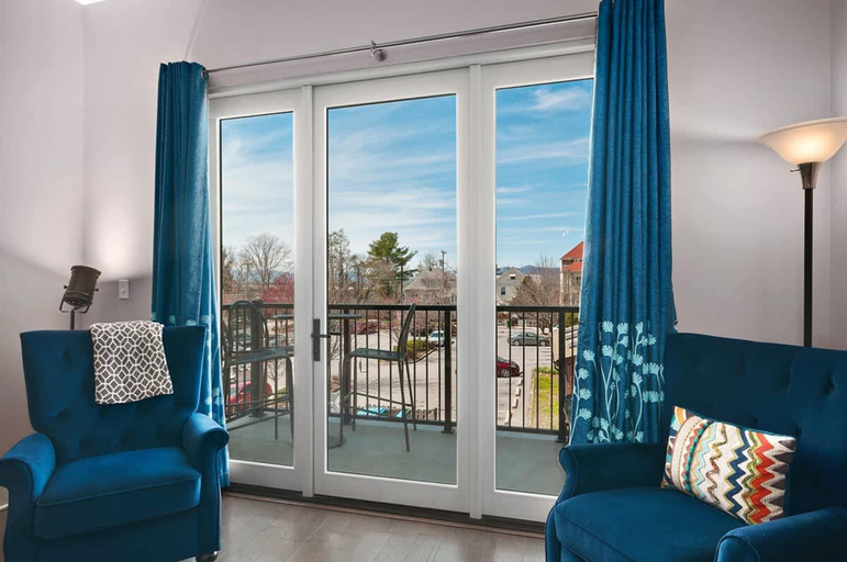Room 5, 2BR Condo w Balcony Free Tix Walk to Downtown, Buncombe