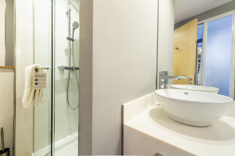 Bathroom 5, Premier Inn Muenchen Airport Ost, Erding
