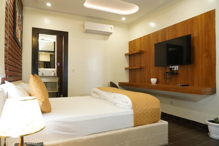 Bedroom, The Royal Hotel, Nainital