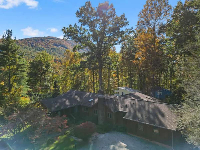 Room 5, Bright 2BR House w Sunroom Firepit Near Trails, Henderson