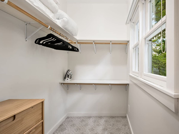 Room 2, Spacious 3BR Cottage w Epic Patio Walk to Town, Polk
