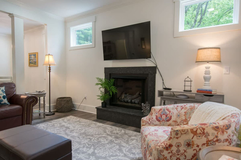Room 5, Charming 3BR w Balconies Walk to Flat Rock Playhouse, Henderson