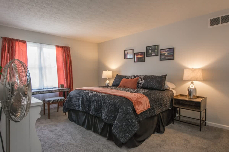 Room 3, Charming 2BR Townhouse w Patio Walk to Main St, Henderson